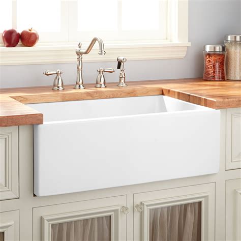 farmhouse apron sink width